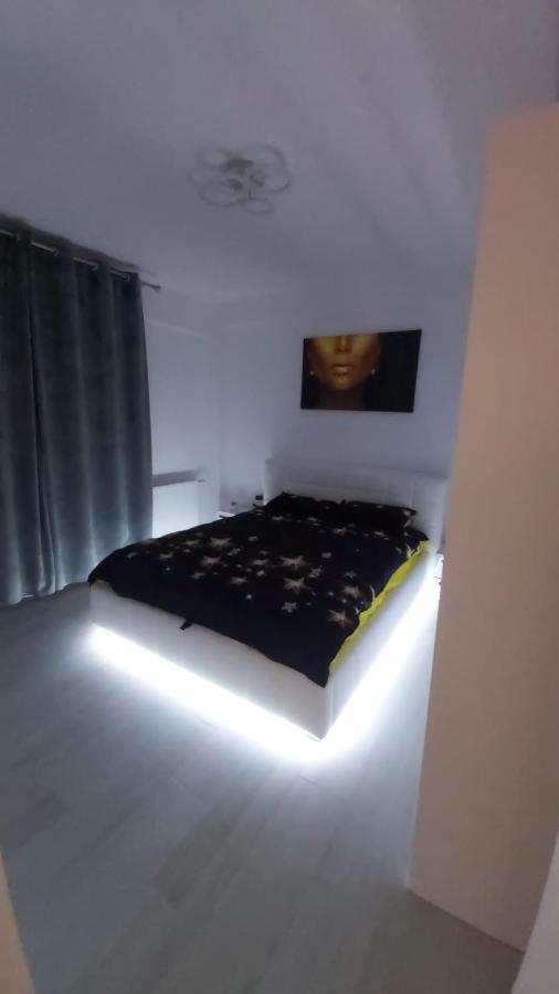 Astoria Apartament'S นาโวดาริ ภายนอก รูปภาพ